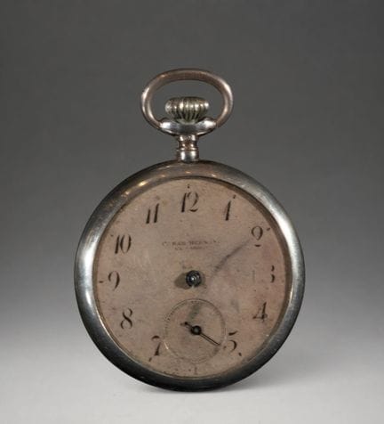 Taschenuhr mit elfenbeinfarbenem Zifferblatt
Runde