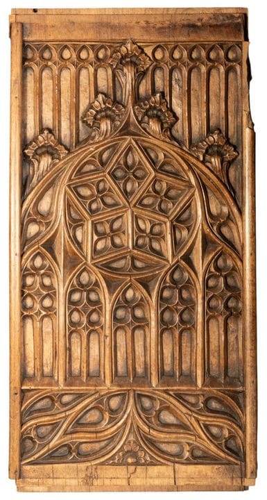 Großes Fragment im englischen Tudor-Gotik-Stil aus