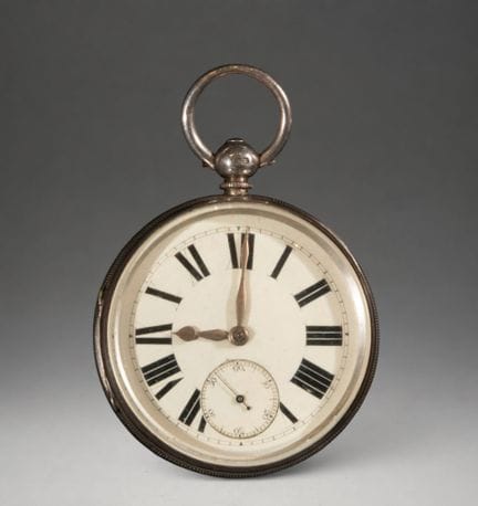 Taschenuhr mit weißem Zifferblatt und römischen Zi