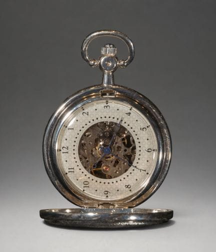 Taschenuhr mit zentralem Medaillon und sichtbarem 