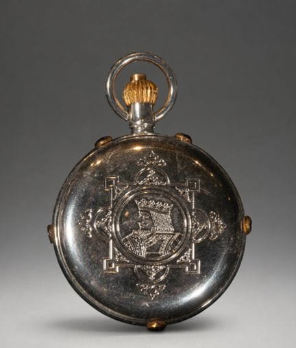 Taschenuhr mit einem Deckel, der mit ornamentalen 