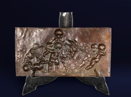 Bronzerelief mit einer Szene von Kindern und einer