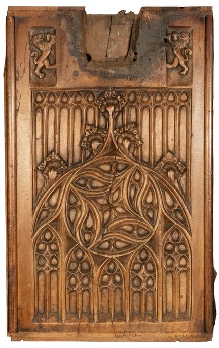 Großes Fragment im englischen Tudor-Gotik-Stil aus