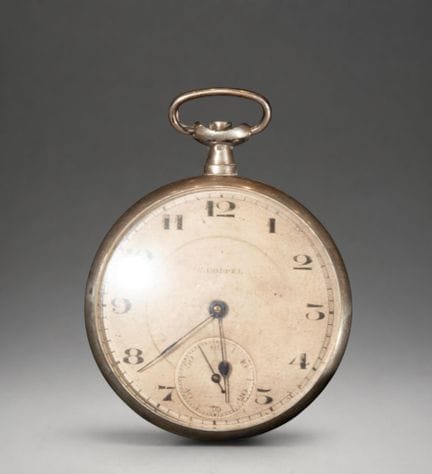 Taschenuhr mit Zifferblatt mit römischen Ziffern
T