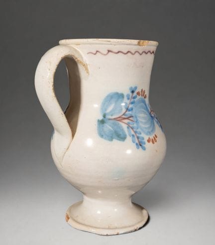 MANISES CERAMICS - Cruche ornée d'un bouquet flora