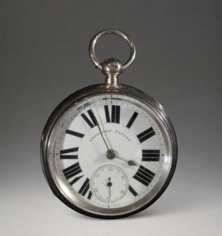 Taschenuhr mit weißem Zifferblatt und römischen Zi