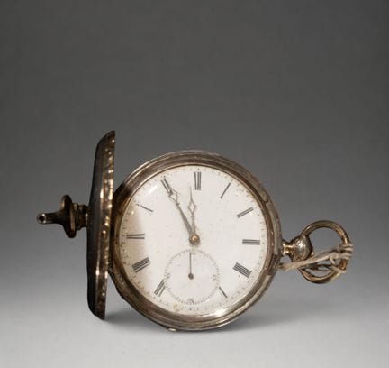 Taschenuhr mit aufklappbarem Deckel und weißem Zif