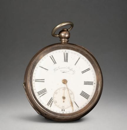 Taschenuhr mit graviertem Deckel und weißem Ziffer