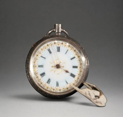 Kleine Taschenuhr mit weißem Zifferblatt
Rundes, v