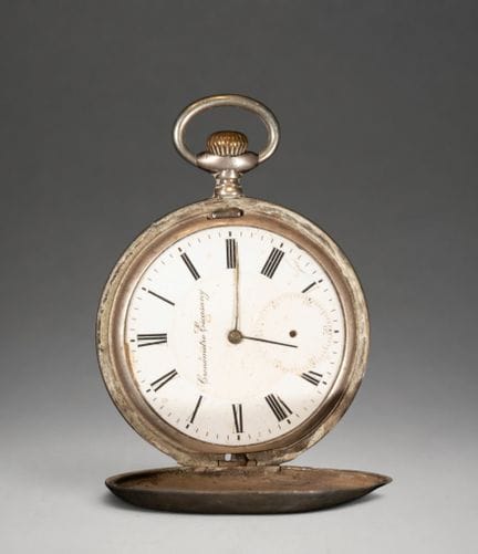 Taschenuhr mit weißem Zifferblatt und römischen Zi