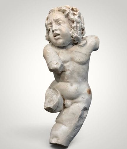 Bedeutende Putto-Skulptur aus geschnitztem Marmor,