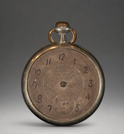 Taschenuhr mit arabischen Ziffern und silbernem Ge