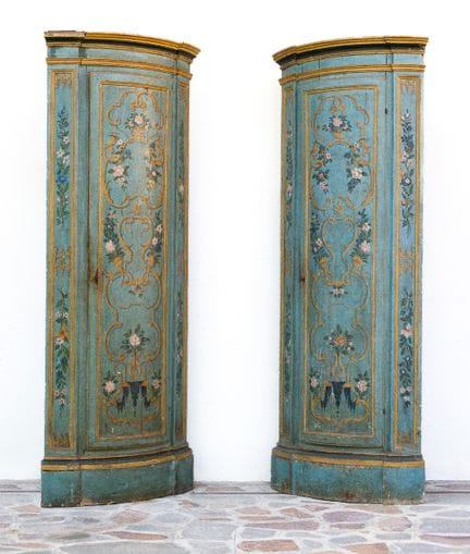 Pair of lacquered and gilded Venetian corner cabin