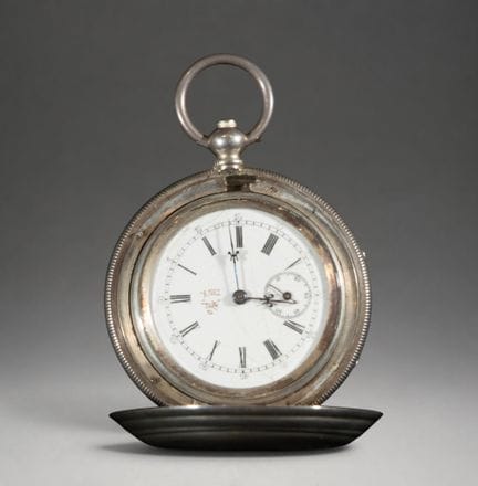 Taschenuhr mit aufklappbarem Deckel und weißem Zif