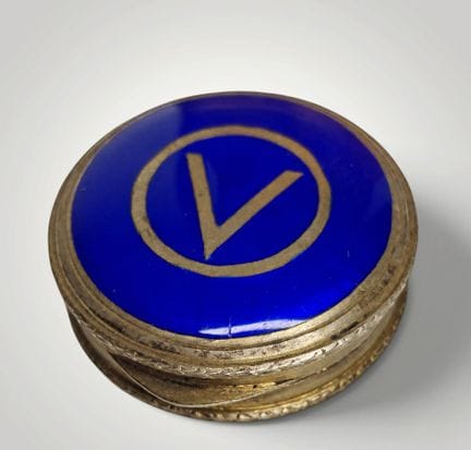 Silberne Pillendose mit emailliertem Deckel – 1930