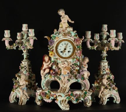 Uhr und Kerzenleuchter aus Meissener Porzellan mit