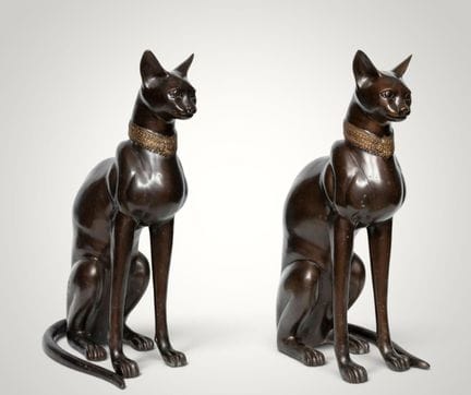 Ein Paar Katzenfiguren, die Bastet darstellen, sig