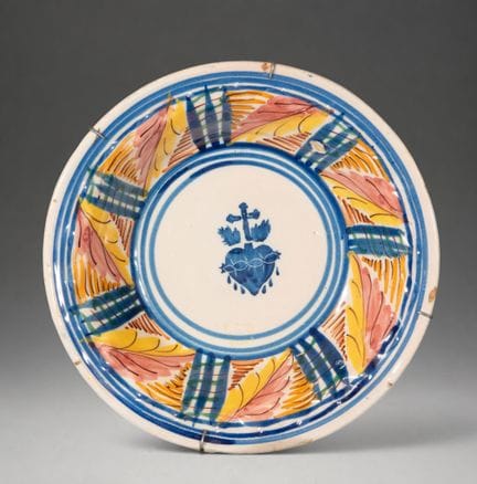 MANISES CERAMICS - Assiette représentant le Sacré-