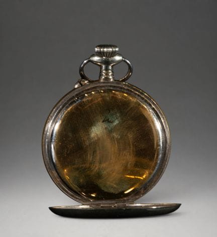 Taschenuhr mit goldenem Gehäuse und Klappdeckel
Ru