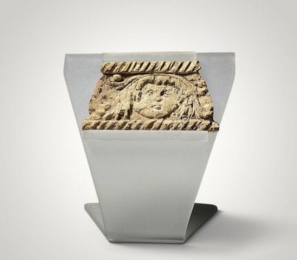 刻有爱神埃罗斯形象的骨雕碎片，罗马文化，帝国时期，公元1至3世纪。
经加工处理的骨质浮雕。 尺寸：高
