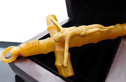 Hängendes Kruzifix der sakralen Kunst. Brustkreuz 