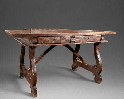 Table en noyer à quatre tiroirs – XVIe siècle
Tabl