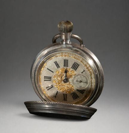 Taschenuhr mit sichtbarem Uhrwerk
Silberfarbenes M