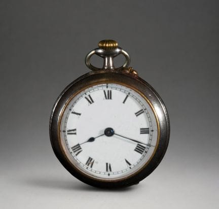 Kleine Taschenuhr mit dunklem Gehäuse
Rundes, dunk