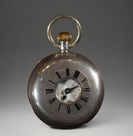 Taschenuhr mit Zifferblatt mit römischen Ziffern u