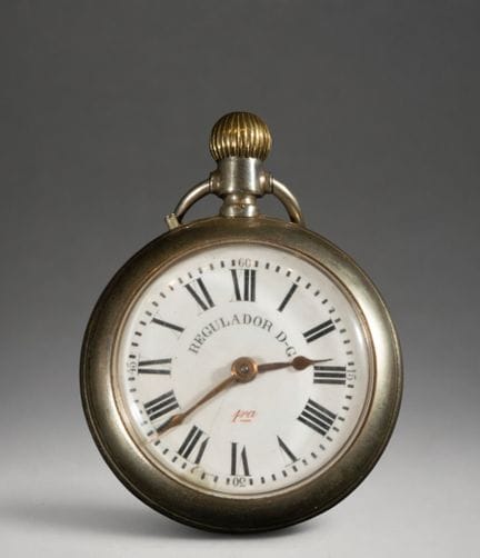 Taschenuhr mit Zifferblatt mit römischen Ziffern u