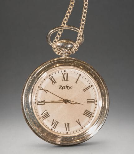 Rethyo-Taschenuhr mit Kette und römischen Ziffern
