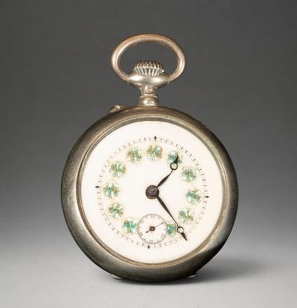 Taschenuhr mit weißem Zifferblatt und römischen Zi