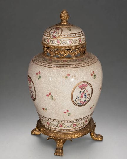 Porzellanvase mit Bronzebeschlägen – Europäische S