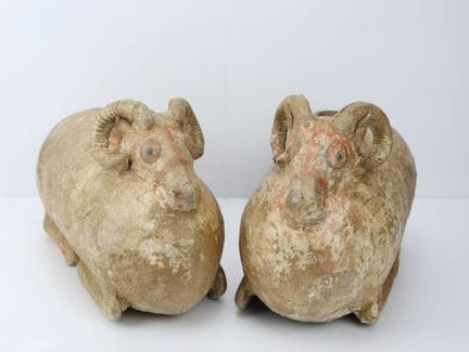 Ein Paar Mufflons aus Terrakotta mit Spuren von Po