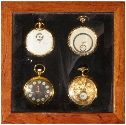 Set aus vier Taschenuhren mit unterschiedlichen Ve