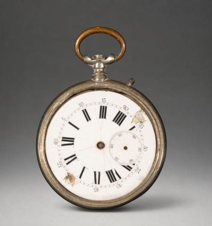 Goldene Taschenuhr mit weißem Zifferblatt
Taschenu