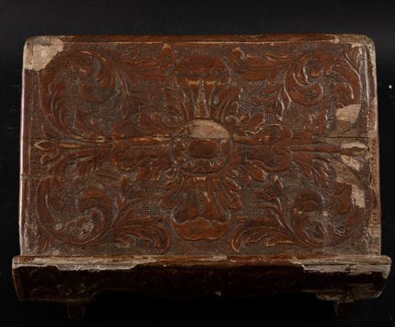Platereskes Rednerpult aus Holz mit geprägtem Lede