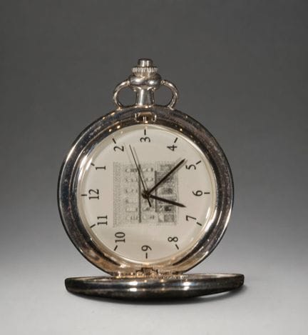 Taschenuhr mit graviertem Gehäuseboden und zentral