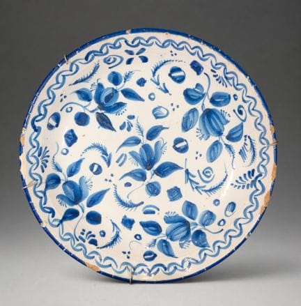 MANISES CERAMICS - Assiette à motifs floraux bleu 