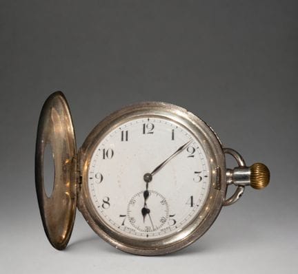 Taschenuhr mit Klappdeckel und ovalem Zifferblatt
