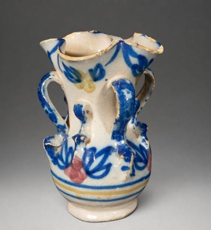 MANISES CERAMICS - Cruche en céramique à décor flo