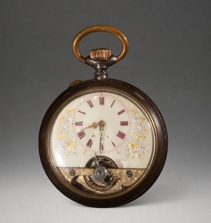 Taschenuhr mit sichtbarem Uhrwerk auf dem Zifferbl