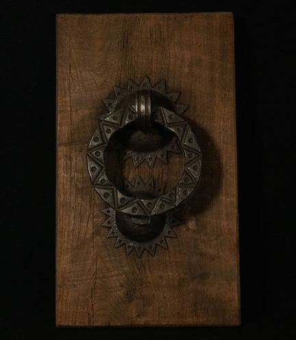 Schmiedeeiserner Mudéjar-Türklopfer mit Eichenholz