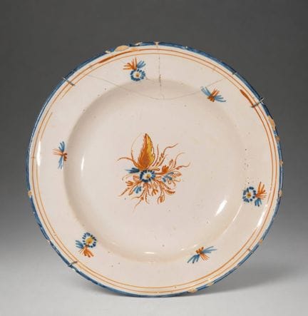 MANISES CERAMICS - Assiette avec bouquet floral po