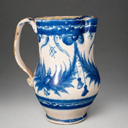 MANISES CERAMICS - Cruche décorée de motifs végéta