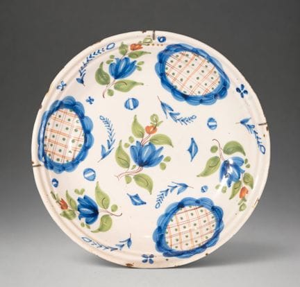 MANISES CERAMICS - Assiette à décor floral polychr