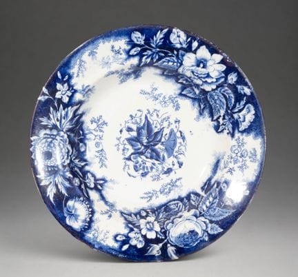 MANISES CERAMICS - Assiette à motifs floraux bleus