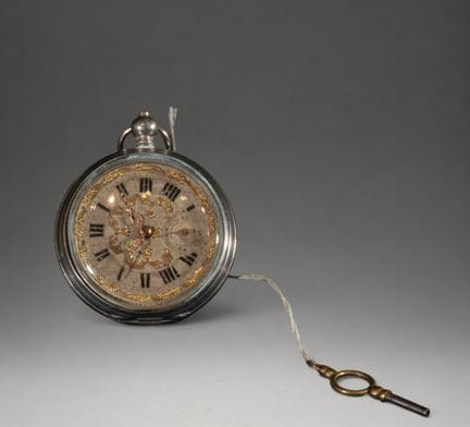 Taschenuhr mit goldenem Zifferblatt und Kette
Rund