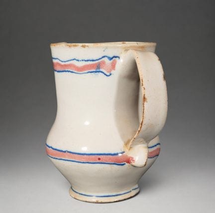 MANISES CERAMICS - Cruche avec décor à bordures bl