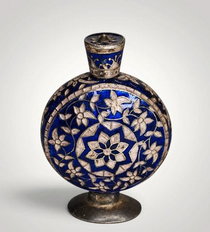 Indische Parfümflasche aus Silber und Emaille. Höh